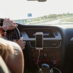 Výhody držiaka mobilu do auta: Bezpečnosť, pohodlie a lepšia jazda