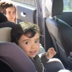 Bezpečné a pohodlné cestovanie: Detské auto opierky a podsedáky