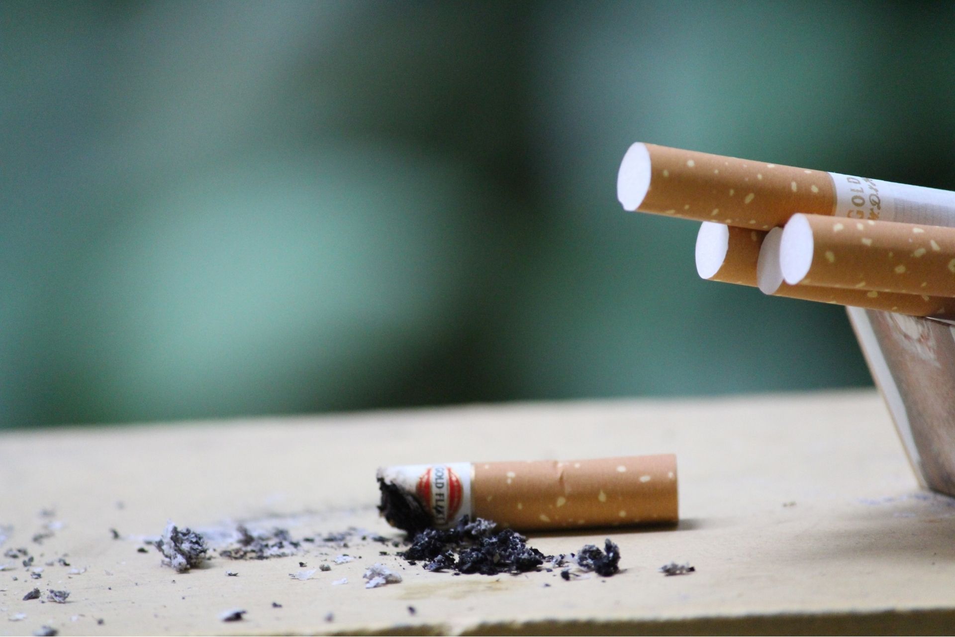Ako vyčistiť Popol z cigariet v kameni